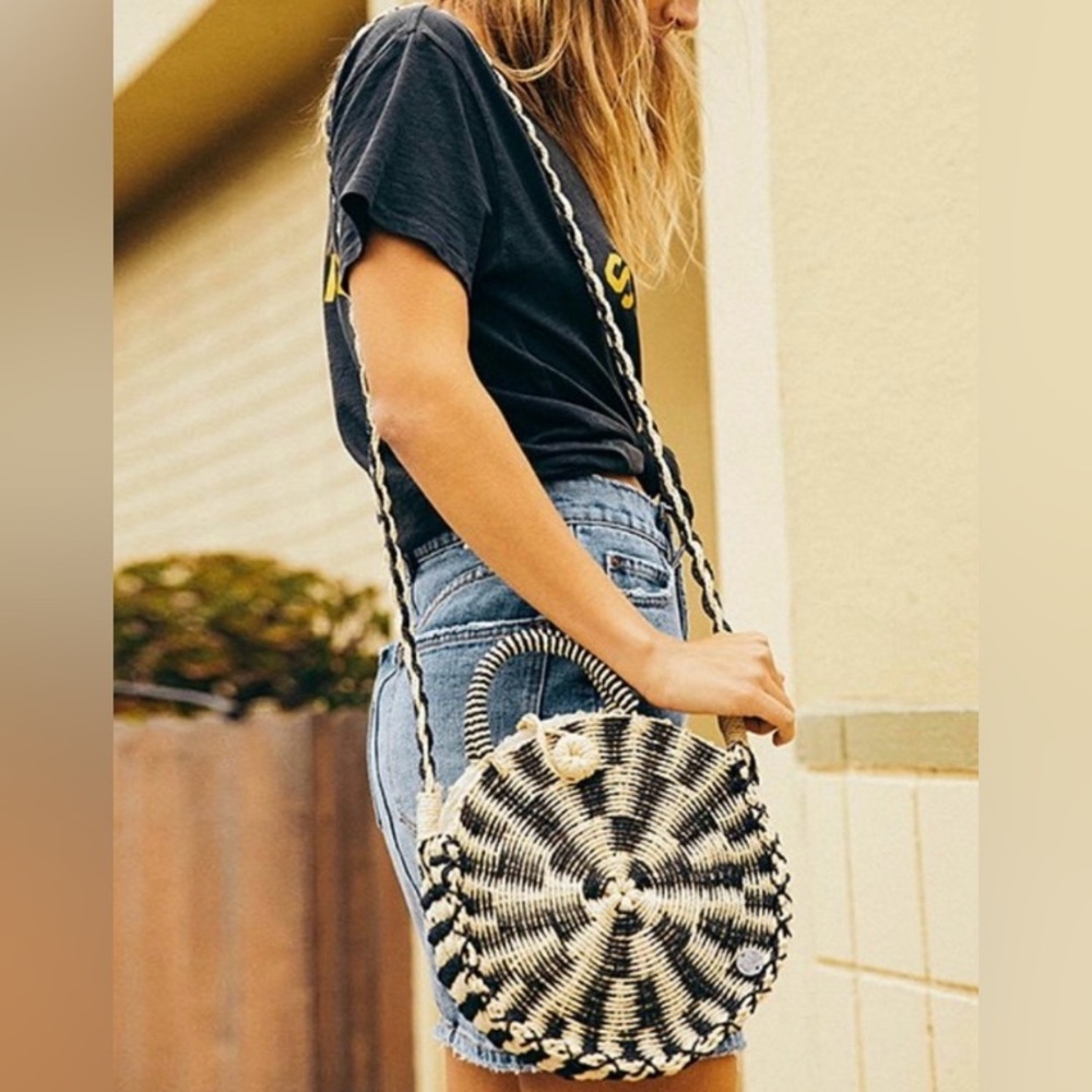 Billabong Cream and Black Crossbody Woven Bag - Picture 3 of 10